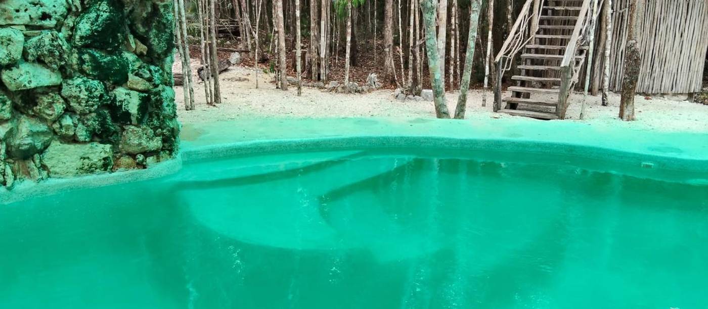 Cenote de agua turquesa en la Ruta de los Cenotes